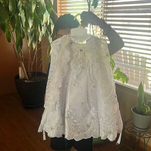 Says Size 0 , fits a 1year old , white baptism dress , only worn once.